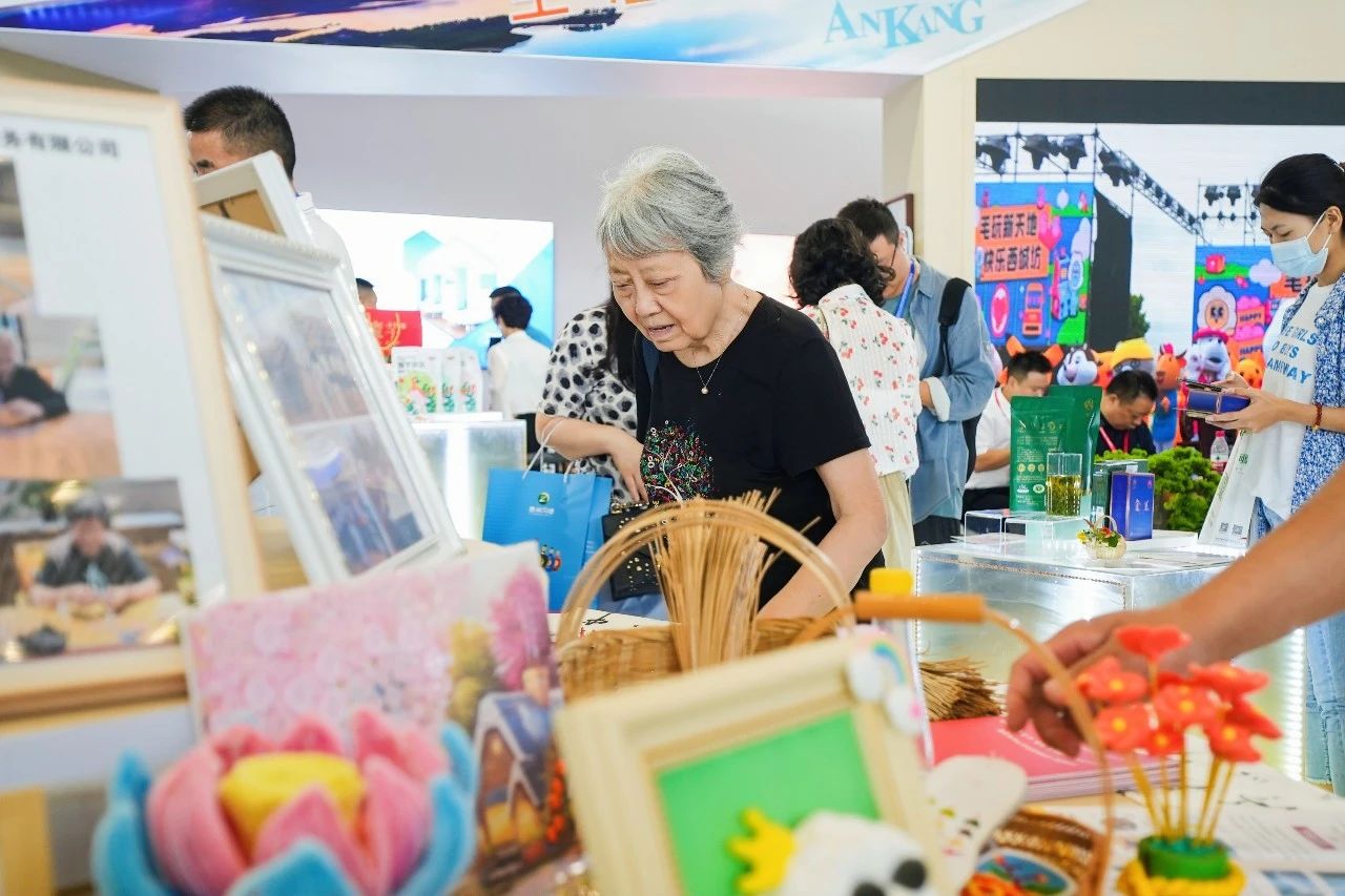 经济日报2023西安国际养老产业博览会开幕5.jpg
