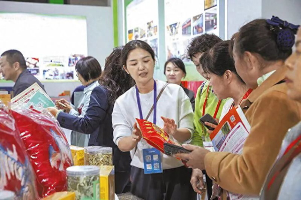 1762439487562013.jpg 第三届西安老博会渭南市签约6个意向项目,总金额6.02亿元-2025西安老博会 (3).jpg