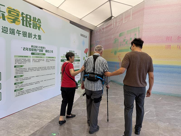 西安老博会进社区常态化推进，打造家门口暖心养老服务-2026老博会 (2).png