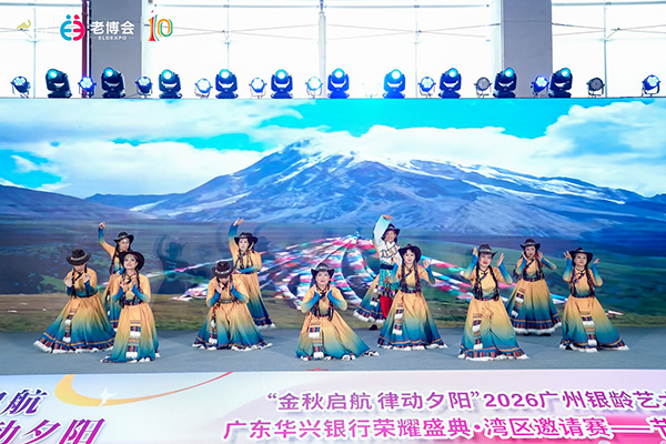 广州银龄艺术季参赛团队在广州老博会上进行展演 (2).jpg